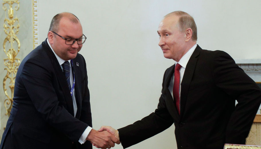 Γενικός Διευθυντής του ρωσικού ειδησεογραφικού πρακτορείου TASS Sergei Mikhailov με τον Vladimir Putin © EPA/DMITRI LOVETSKY / POOL