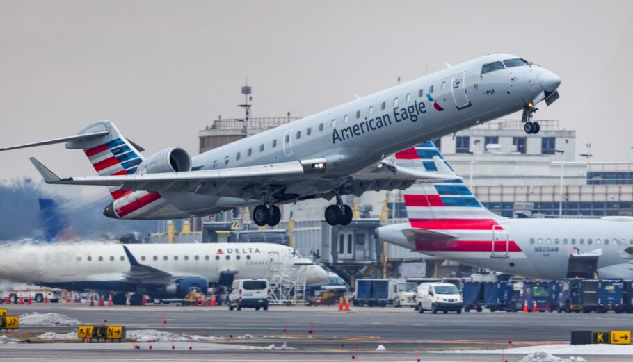 American Airlines ©EPA/JIM LO SCALZO