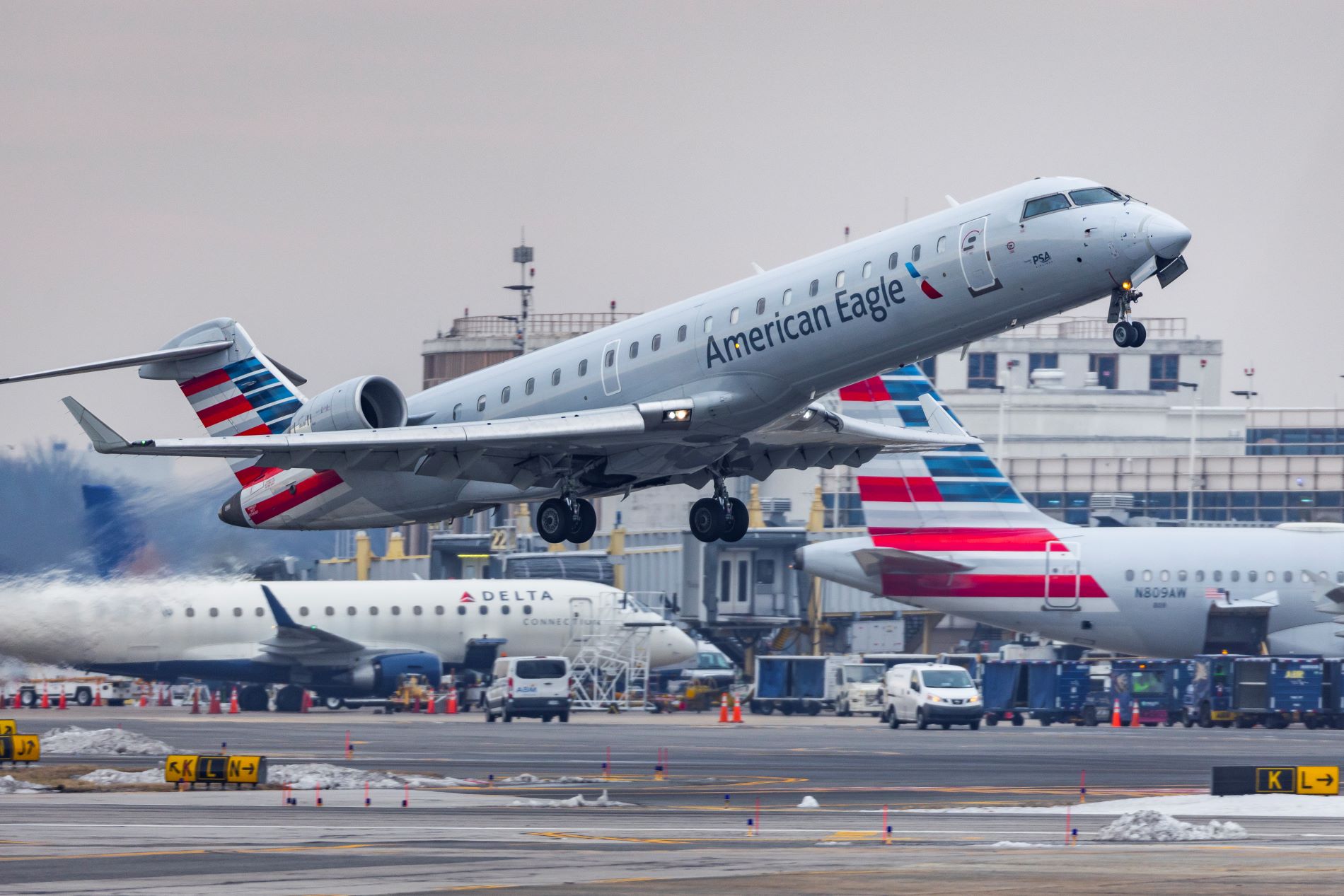 American Airlines ©EPA/JIM LO SCALZO