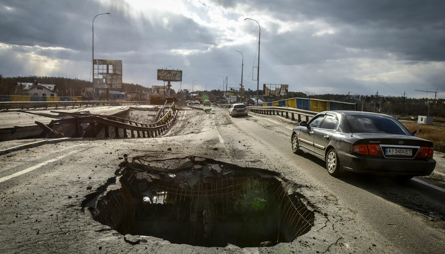 Είκονες από την καταστραμμένη Μπούτσα στην Ουκρανία © EPA/OLEG PETRASYUK ATTENTION: GRAPHIC CONTENT
