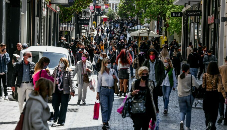 Κόσμος στο κέντρο της Αθήνας © Eurokinissi