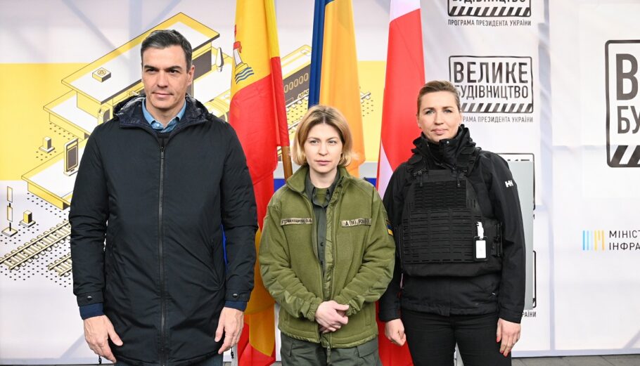Οι πρωθυπουργοί της Ισπανίας και της Δανίας Πέδρο Σάντσεθ και Μέττε Φρεντέρικσεν στο Κίεβο © EPA/Spanish PM press office HANDOUT HANDOUT ATTENTION EDITORS: HANDOUT EDITORIAL USE ONLY/NO SALES/