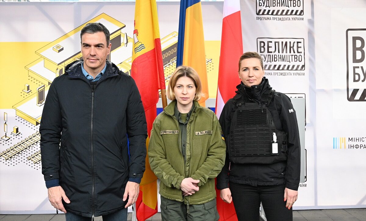 Οι πρωθυπουργοί της Ισπανίας και της Δανίας Πέδρο Σάντσεθ και Μέττε Φρεντέρικσεν στο Κίεβο © EPA/Spanish PM press office HANDOUT HANDOUT ATTENTION EDITORS: HANDOUT EDITORIAL USE ONLY/NO SALES/