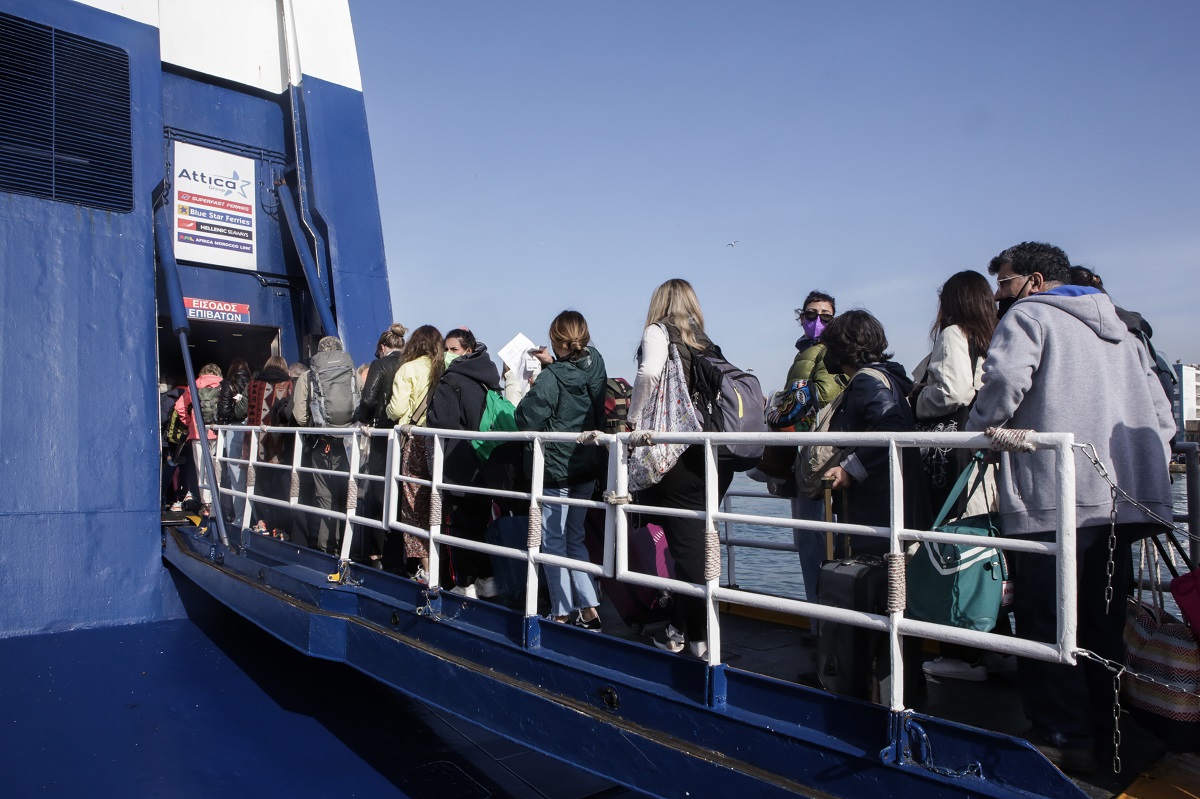 Αυξημένη η επιβατική κίνηση στο λιμάνι του Πειραιά