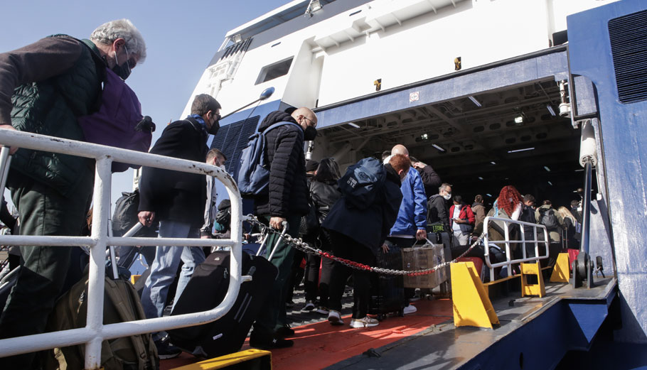 Κορυφώνεται η έξοδος των εκδρομέων του Πάσχα από τα λιμάνια