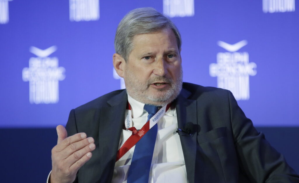 Γιοχάνες Χαν: Ζητάμε από την Ελλάδα να γίνουν επενδύσεις σε ΑΠΕ