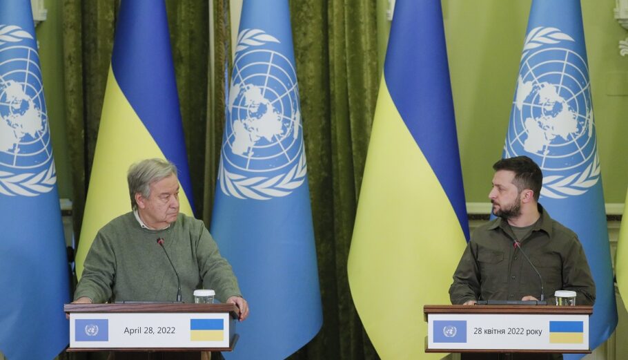 Ο Ουκρανός Πρόεδρος Βολοντιμίρ Ζελένσκι και ο Γενικός Γραμματέας του ΟΗΕ, Αντόνιο Γκουτέρες σε κοινή συνέντευξη τύπου στο Κίεβο © EPA/SERGEY DOLZHENKO