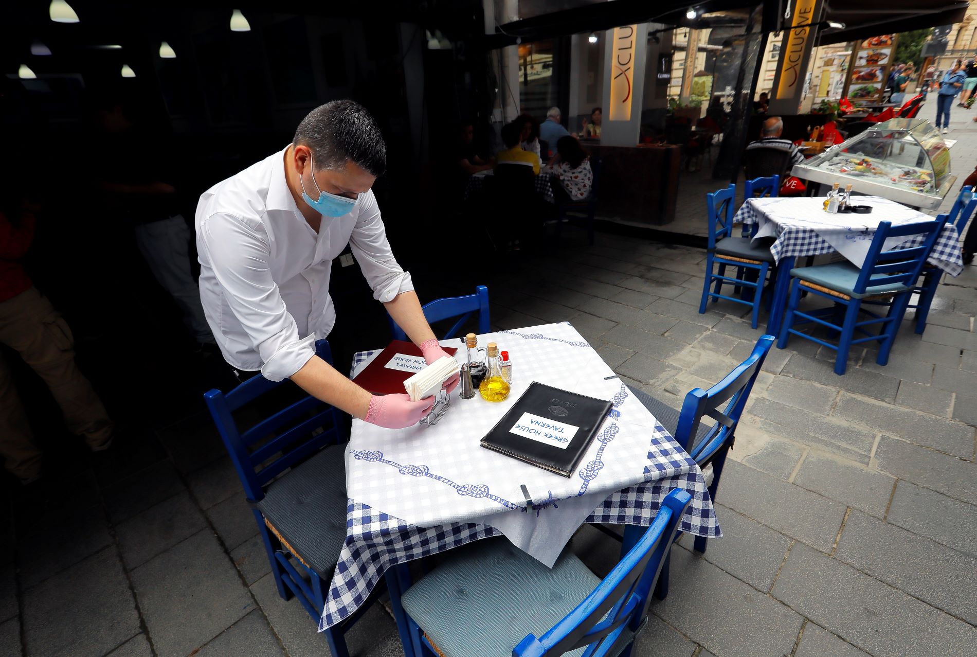 Η κατάρα της Greek Taverna, η γνωστή οικογένεια του λιανεμπορίου, το χρέος των 800 + 400 εκατ. και τα λάθη του αρχαίου εφοριακού