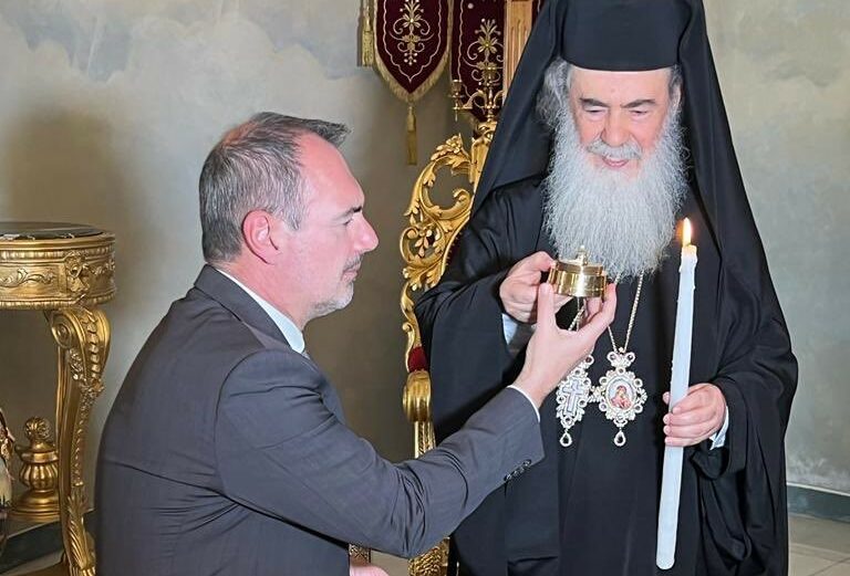 Ο υφυπουργός Εξωτερικών, Ανδρέας Κατσανιώτης, με τον Πατριάρχη Ιεροσολύμων Θεόφιλο Γ’ κατά την παραλαβή του Αγίου Φωτός ©twitter