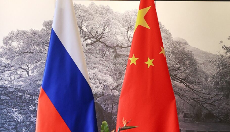 Οι σημαίες Ρωσίας - Κίνας © EPA/RUSSIAN FOREIGN AFFAIRS MINISTRY HANDOUT
