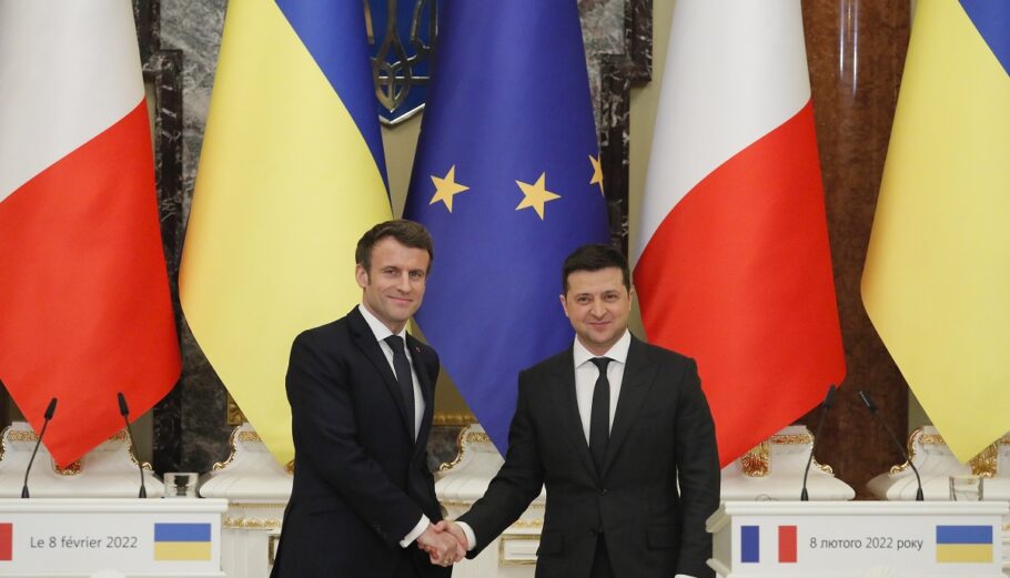 Οι πρόεδροι της Γαλλίας Εμανουέλ Μακρόν και της Ουκρανίας Βολοντιμίρ Ζελένσκι © EPA/SERGEY DOLZHENKO