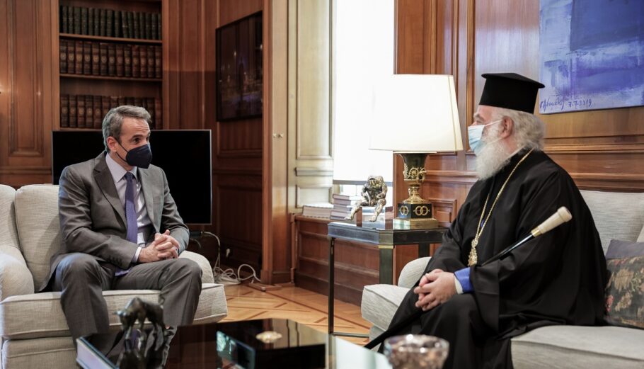 Συνάντηση του Πρωθυπουργού Κυριάκου Μητσοτάκη με τον Πατριάρχη Αλεξανδρείας Θεόδωρο, Τρίτη 12 Απριλίου 2022. (ΒΑΣΙΛΗΣ ΡΕΜΠΑΠΗΣ/EUROKINISSI)