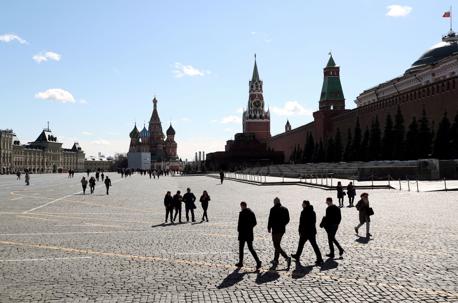 Κόσμος στην Κόκκινη Πλατεία, μπροστά από το Κρεμλίνο ©EPA/MAXIM SHIPENKOV