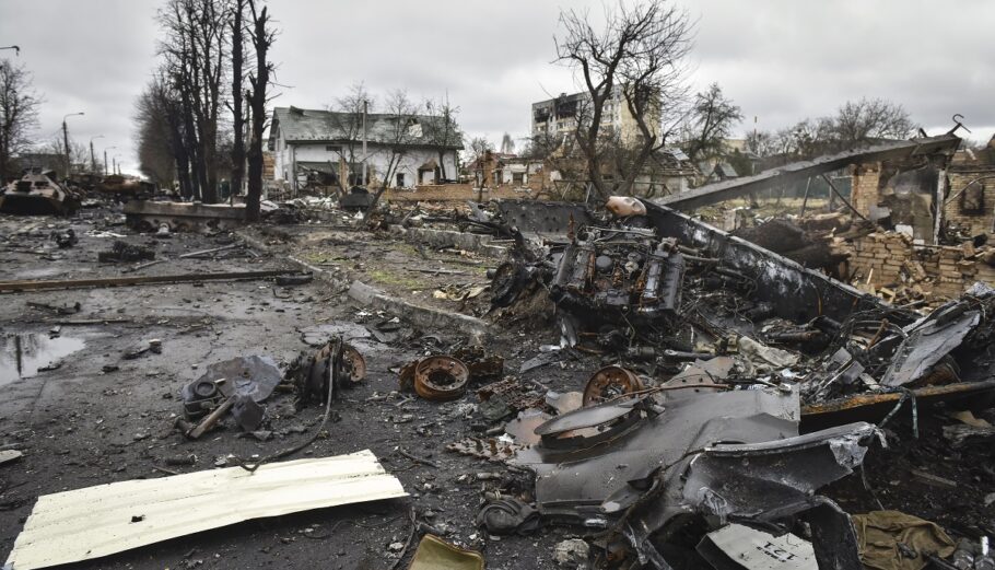Πόλεμος στην Ουκρανία - Η απόλυτη καταστροφή έξω από το Κίεβο © EPA/OLEG PETRASYUK