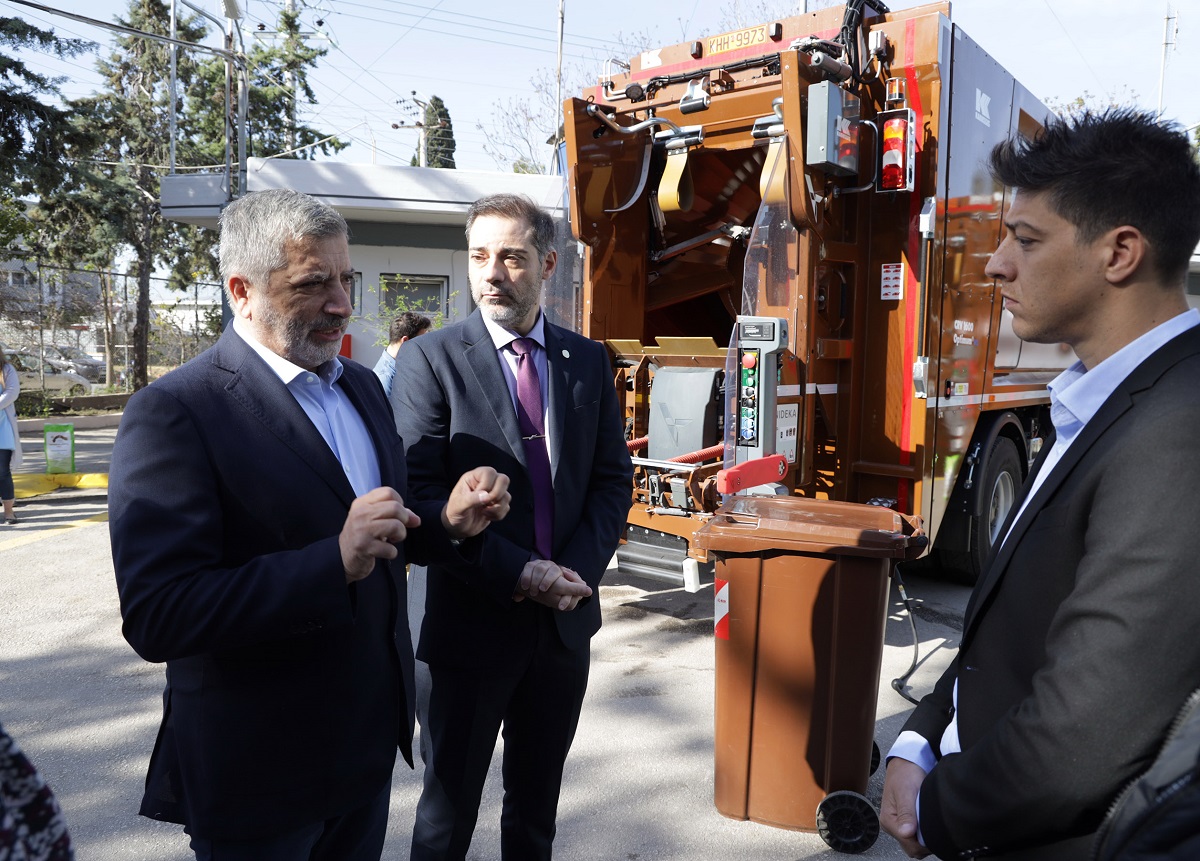 Παράδοση 3 απορριμματοφόρων και καφέ κάδων στον Δήμο Αλίμου