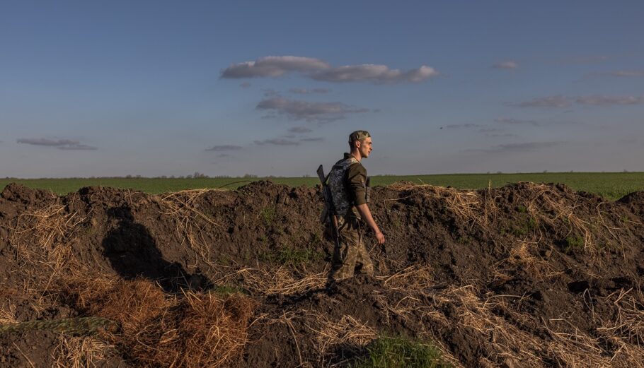 Ουκρανός στρατιώτης © EPA/ROMAN PILIPEY