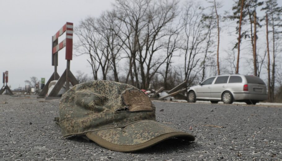 Πόλεμος στην Ουκρανία - Καπέλο στραατιώτη στο έδαφος © EPA/SERGEY DOLZHENKO