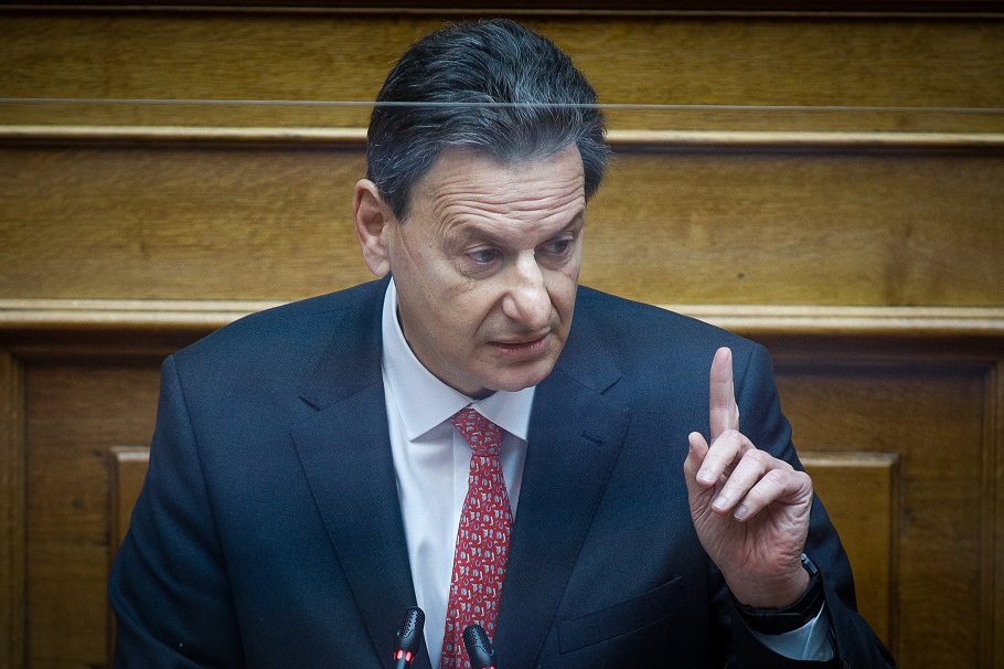 Βουλή: Κόντρα Σκυλακάκη – Τσακαλώτου για υπερκέρδη και ακρίβεια