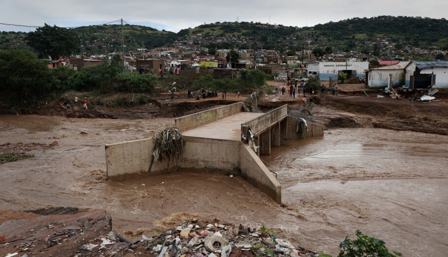 Πλημμύρες στη Νότια Αφρική© EPA/STR