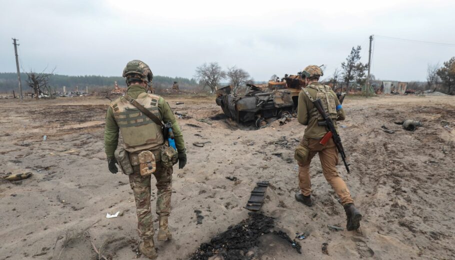 Στρατιώτες στην Ουκρανία ©EPA/STR
