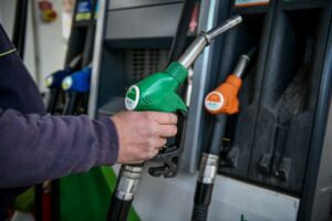 Καύσιμα: Μείωση 5% στην κατανάλωση βενζίνης τον Απρίλιο λόγω ακρίβειας
