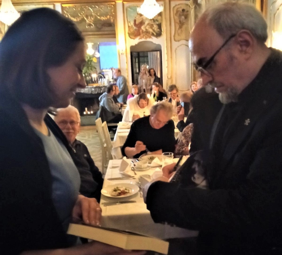 Ο συγγραφέας κ. Σκαμπαρδώνης υπογράφει το βιβλίο του στην Στοκχόλμη