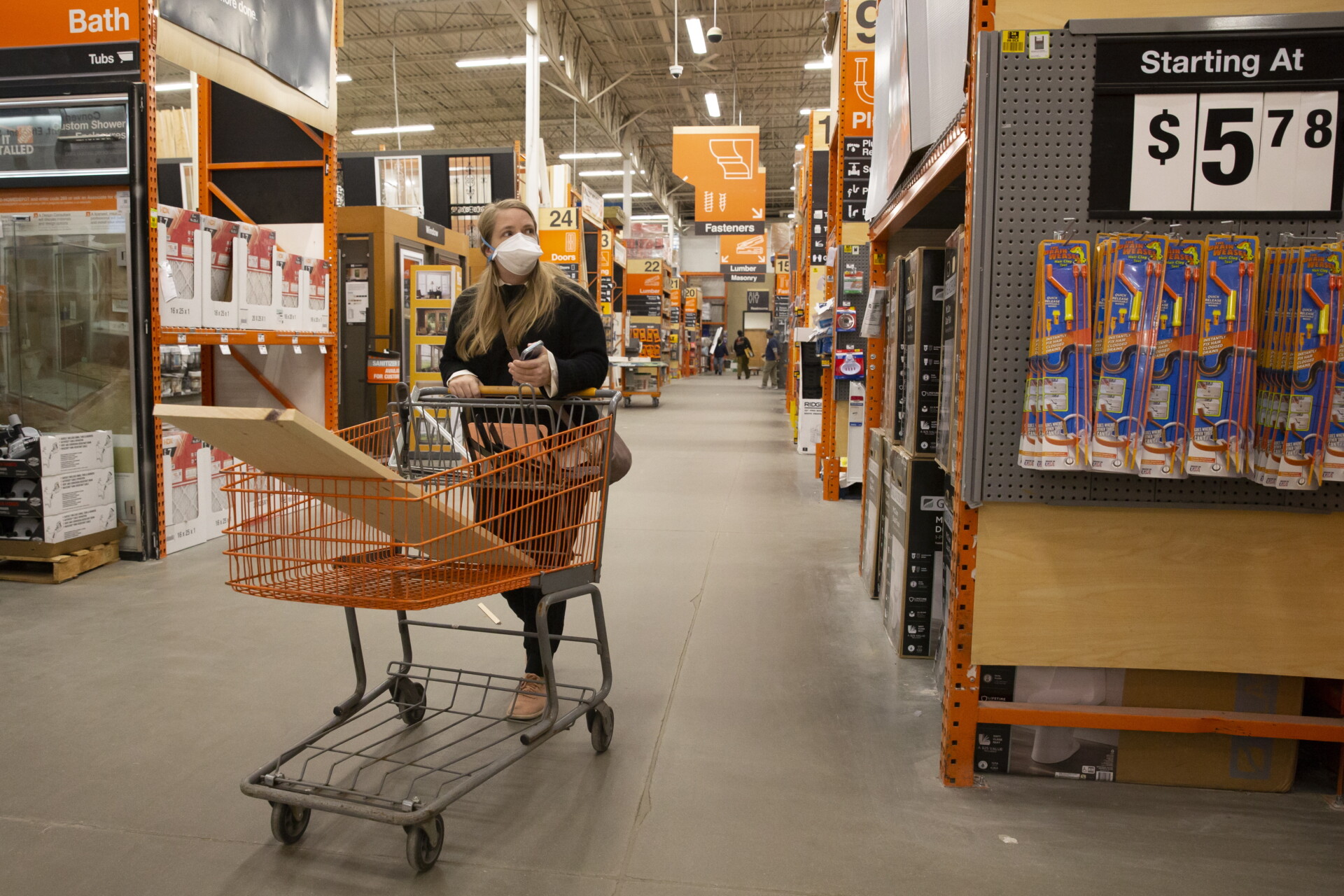 Home Depot © EPA/MICHAEL REYNOLDS