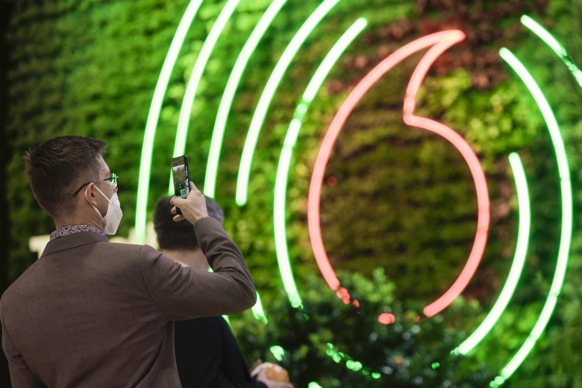 Στα ΗΑΕ το 9,8% της Vodafone – Συμφωνία 4,4 δισ. δολαρίων