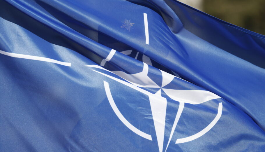 Η σημαία του ΝΑΤΟ © EPA/TOMS KALNINS