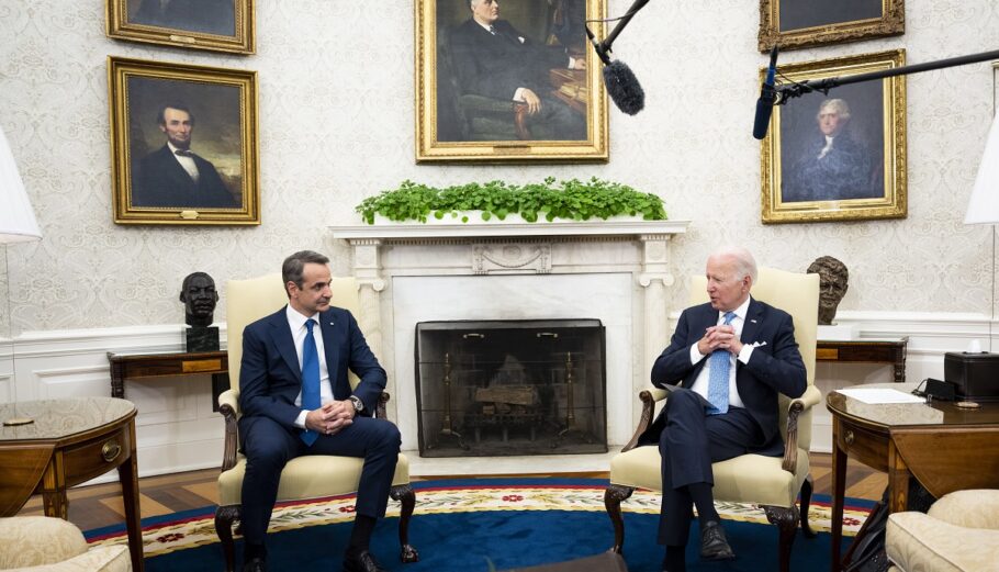Ο Κυριάκος Μητσοτάκης και ο Τζο Μπάιντεν στον Λευκό Οίκο © EPA/Doug Mills / POOL