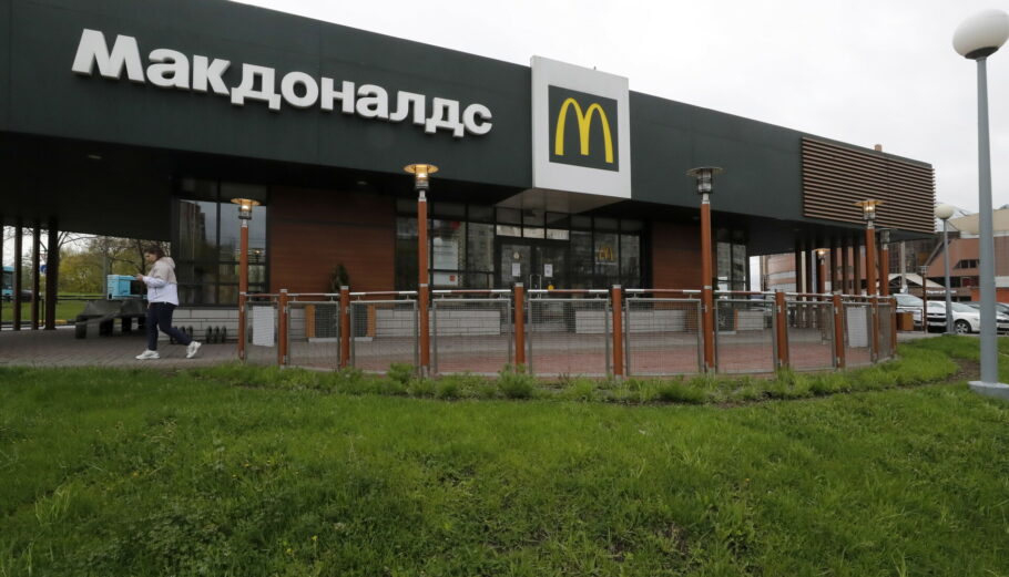 Κλειστό κατάστημα McDonald's στη Ρωσία © EPA/ANATOLY MALTSEV