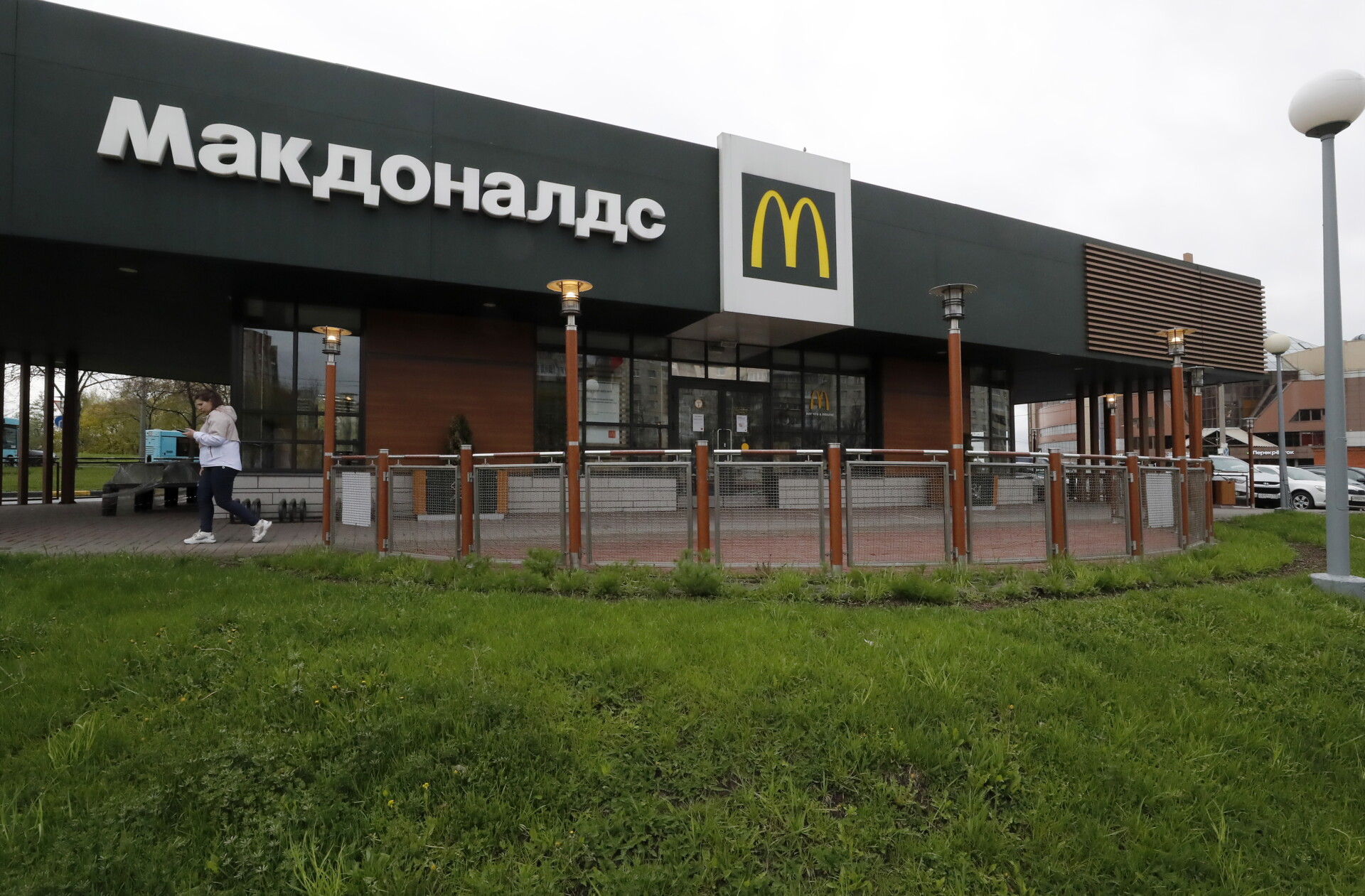 Κλειστό κατάστημα McDonald's στη Ρωσία © EPA/ANATOLY MALTSEV