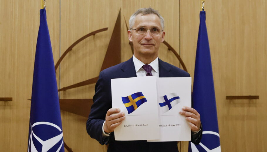 Ο Γ. Στόλτενμπεργκ με τα αιτήματα Σουηδίας - Φινλανδιάς © EPA/JOHANNA GERON / POOL