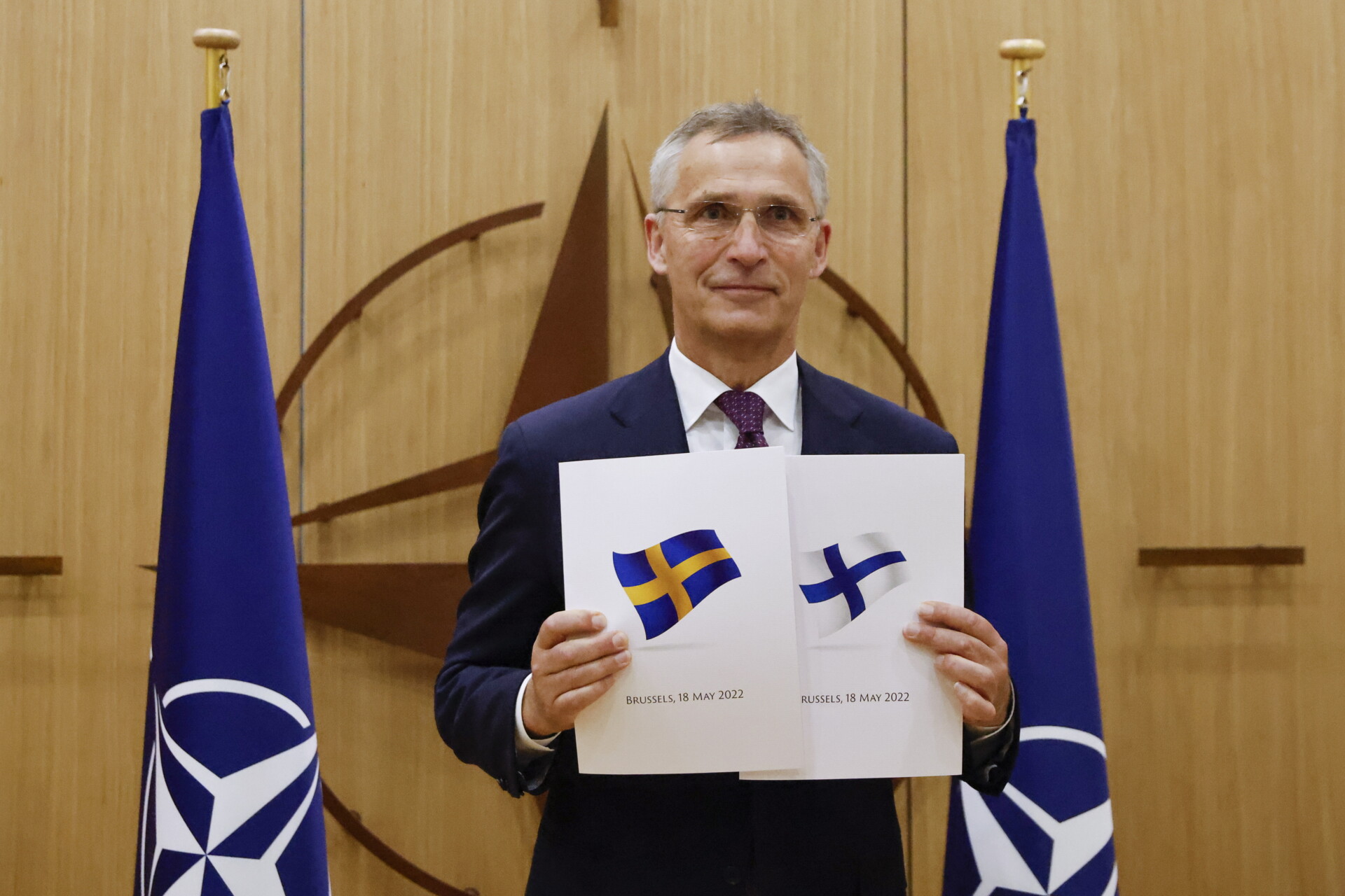 Ο Γ. Στόλτενμπεργκ με τα αιτήματα Σουηδίας - Φινλανδιάς © EPA/JOHANNA GERON / POOL