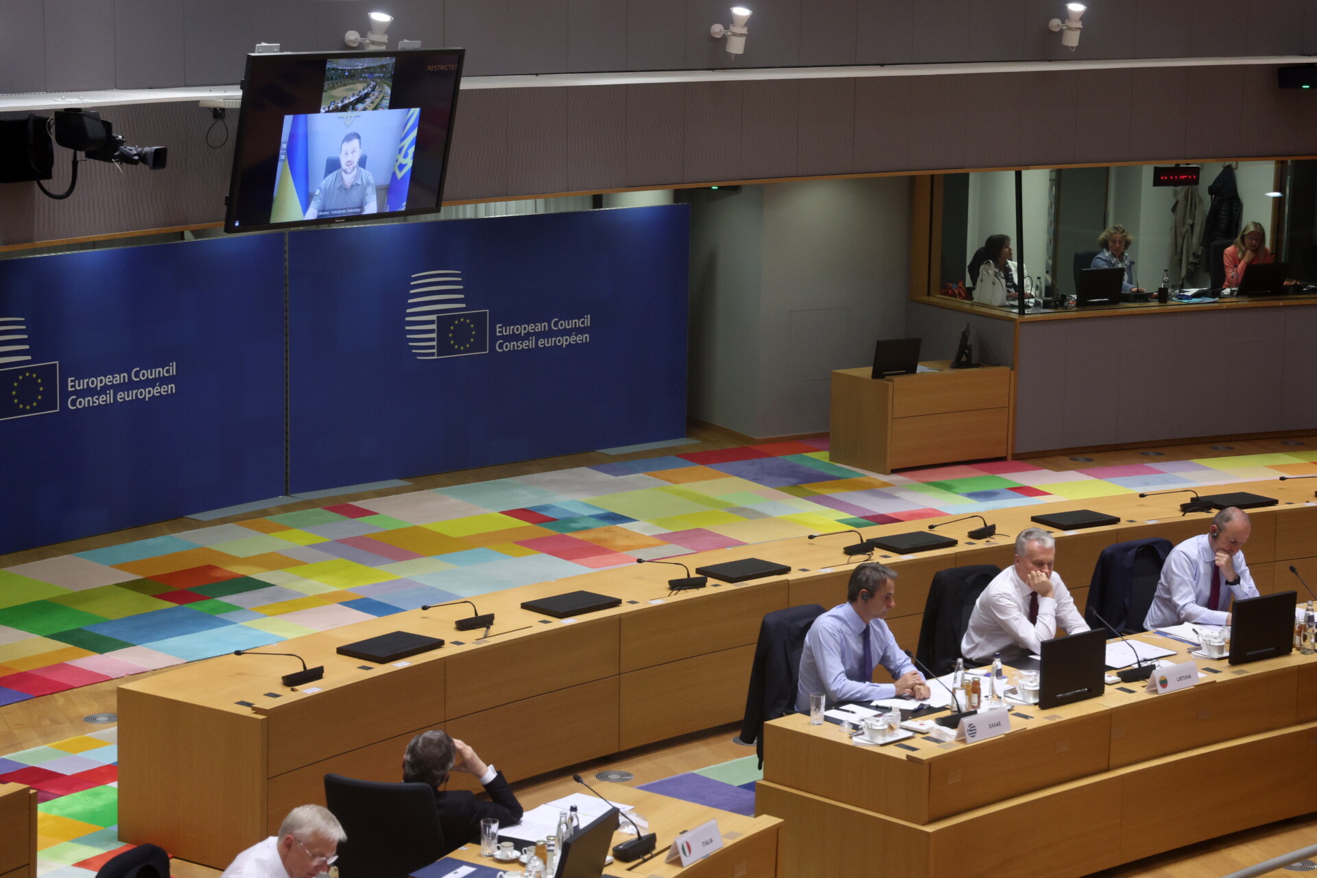 Τηλεδιάσκεψη Ευρωπαίων ηγετών με τον Πρόεδρο της Ουκρανίας Βολοντίμιρ Ζελένσκι © EPA/KENZO TRIBOUILLARD / POOL MAXPPP OUT