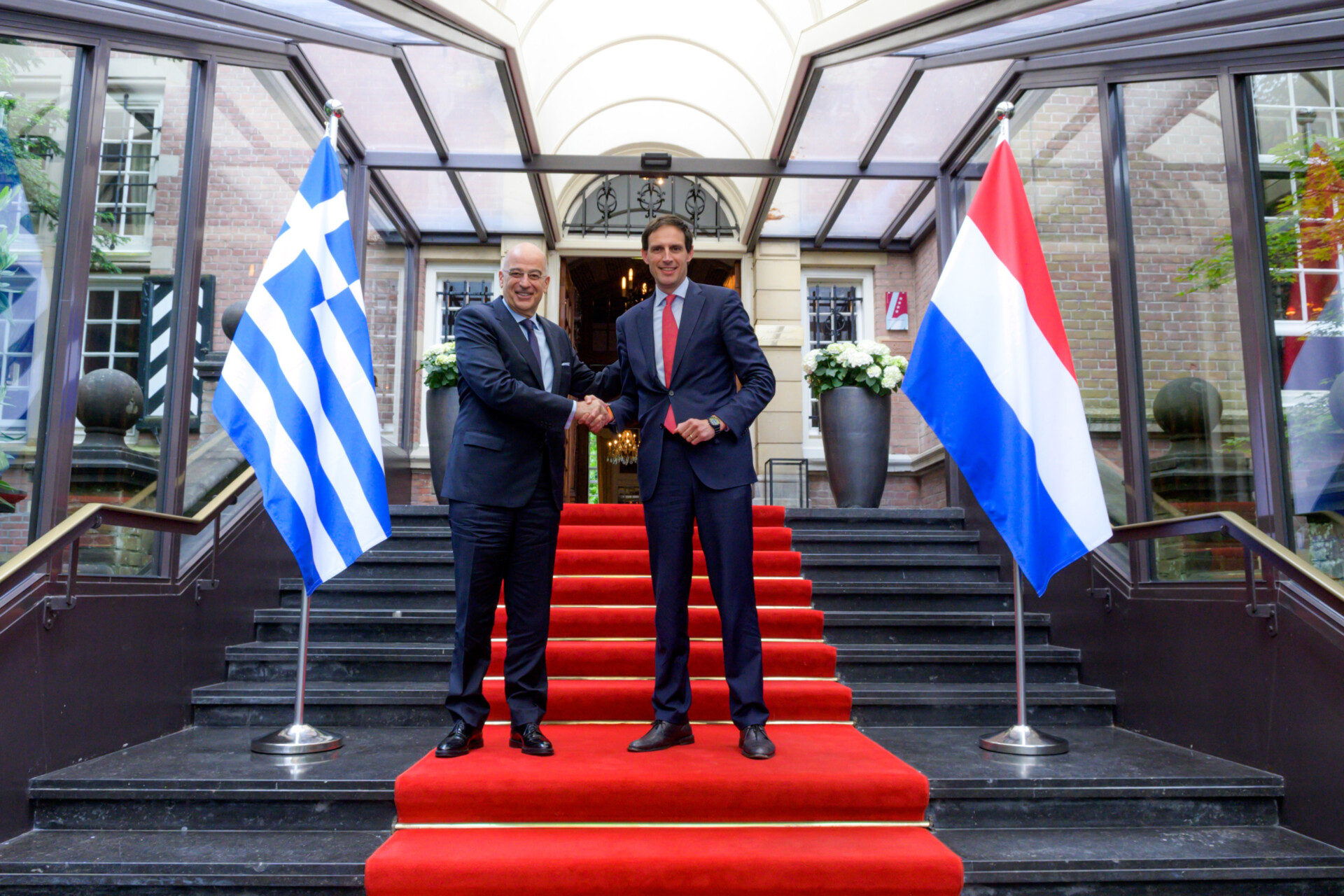 Δένδιας: Προσβλέπω σε διαρκή βελτίωση των ελληνο-ολλανδικών σχέσεων
