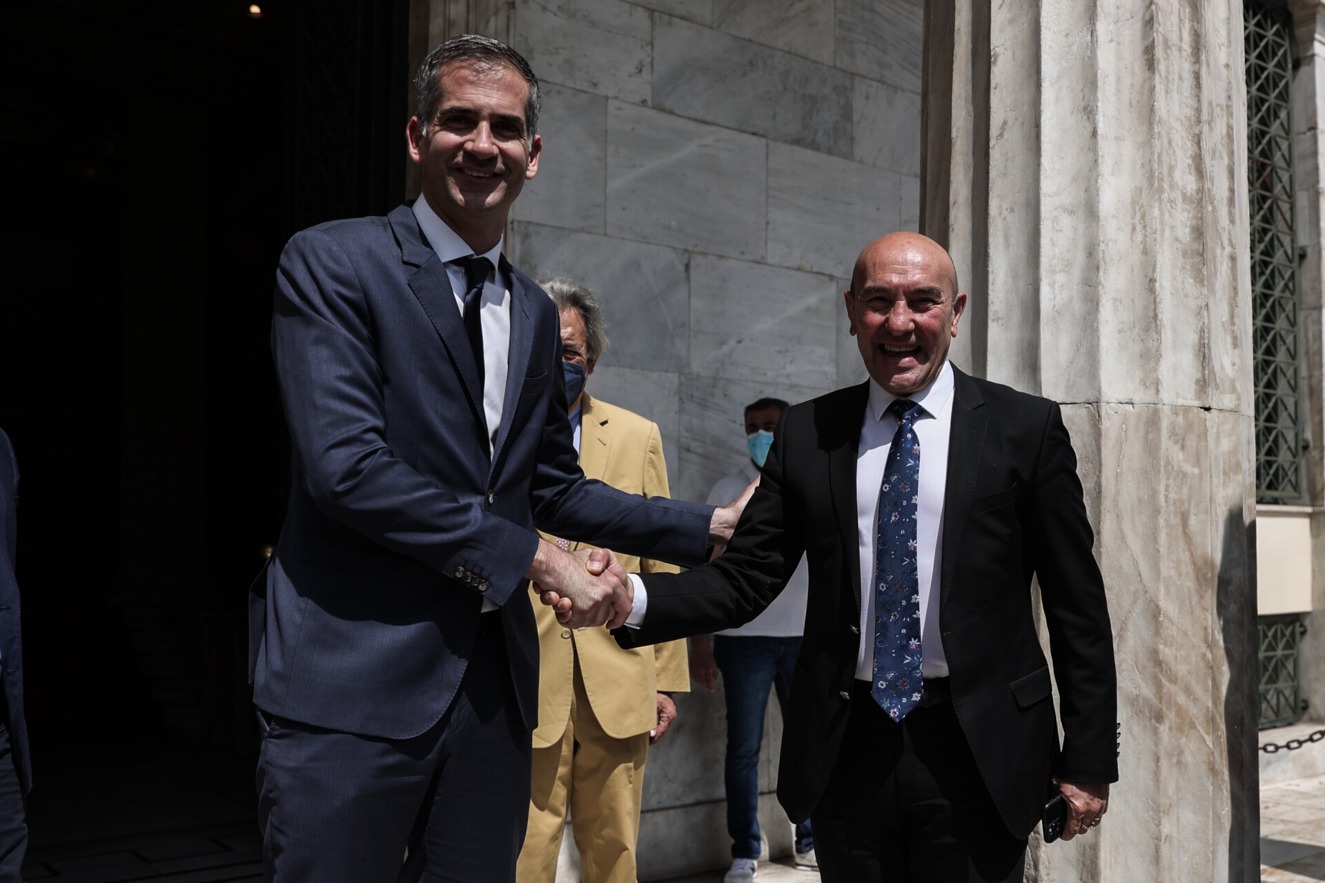 Μηνύματα συμφιλίωσης και συνεργασίας από τους δημάρχους Αθήνας – Σμύρνης