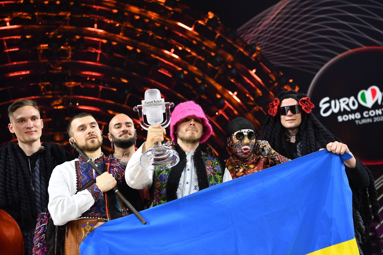 H Kalush Orchestra από την Ουκρανία σηκώνουν το κύπελλο της Eurovision