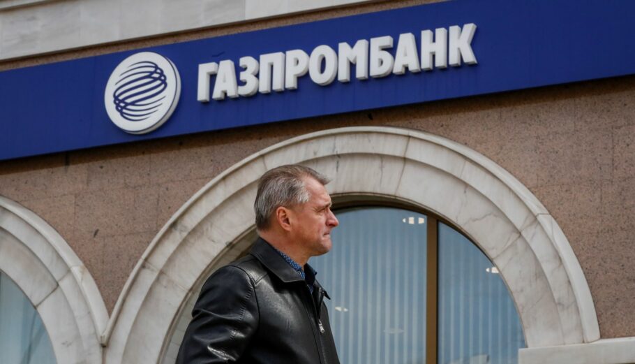 Ένας άνδρας περνά μπροστά από τα γραφεία της Gazprombank, στη Μόσχα ©EPA/YURI KOCHETKOV