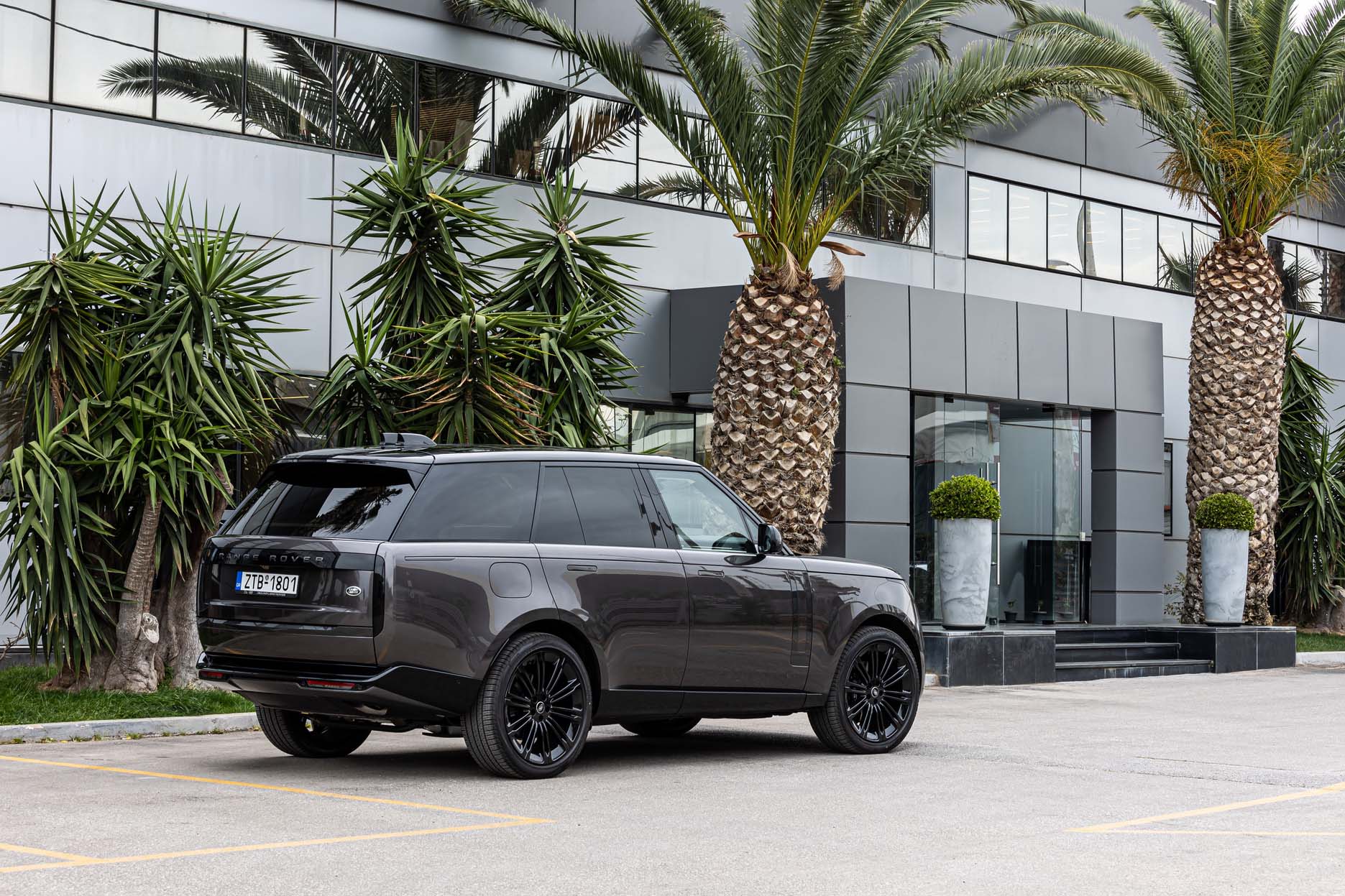 Στην Ελλάδα το νέο πολυτελές Range Rover (τιμές)