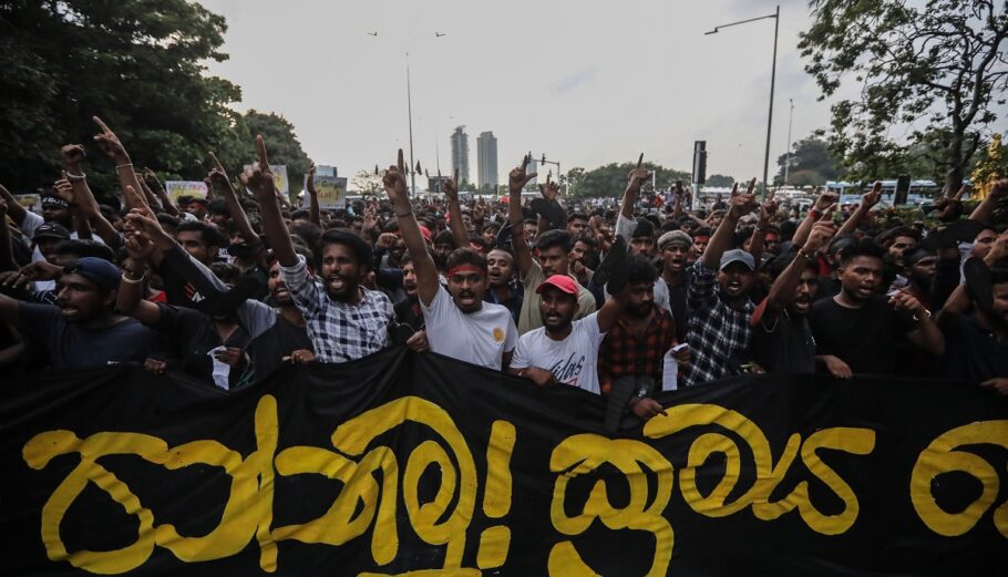 Διαδηλώσεις στη Σρι Λάνκα © EPA/CHAMILA KARUNARATHNE