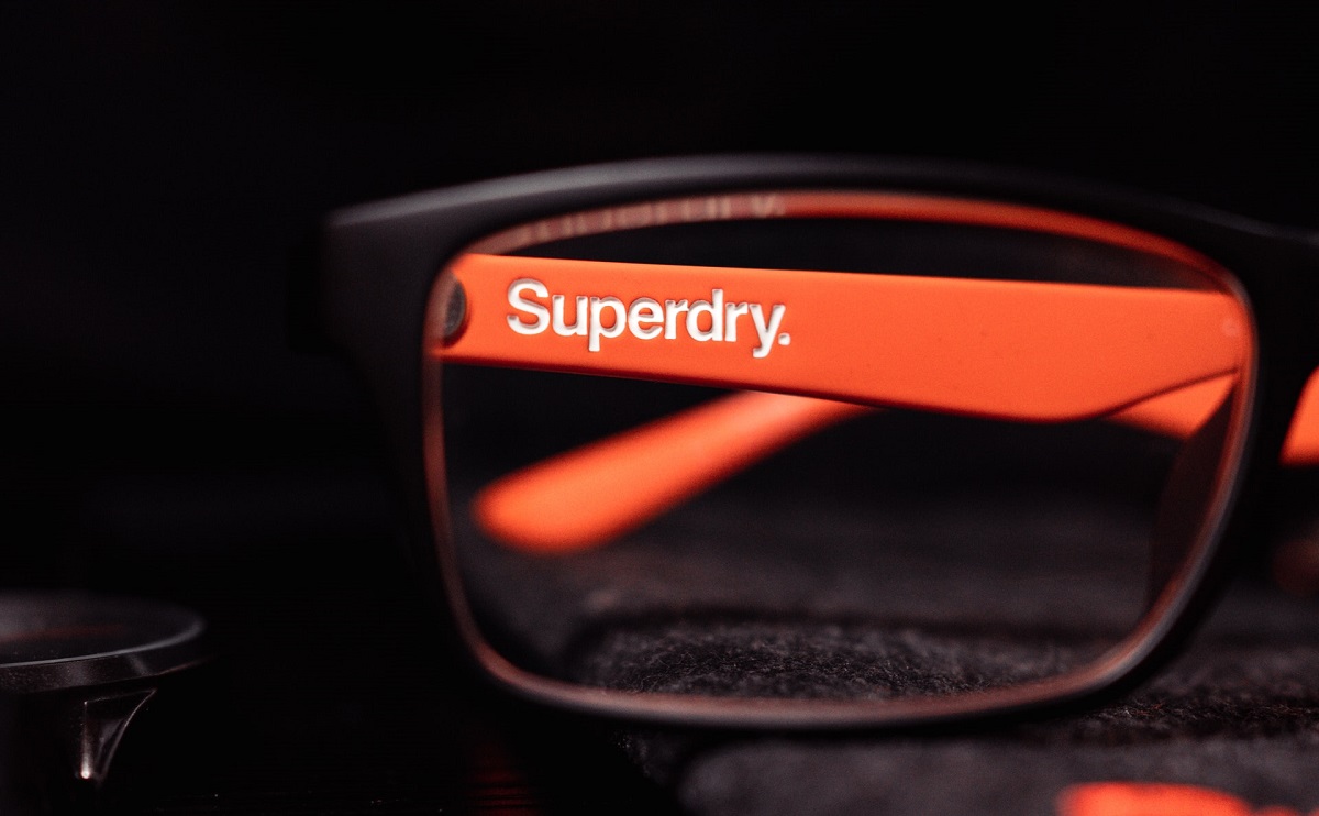 Superdry: Αυξήθηκαν 26% τα έσοδα το δ΄ τρίμηνο