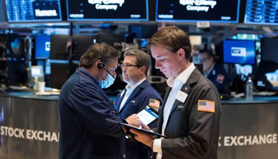 Επενδυτές στη Wall Street ©EPA/JUSTIN LANE