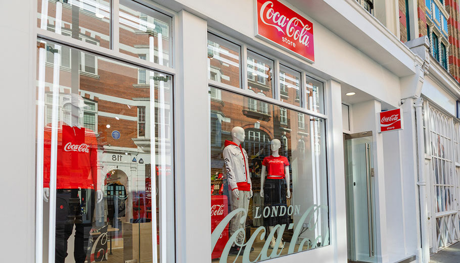 Το κατάστημα με ρούχα και αξεσουάρ της Coca Cola στο Covent Garden του Λονδίνου © coca-cola.co.uk