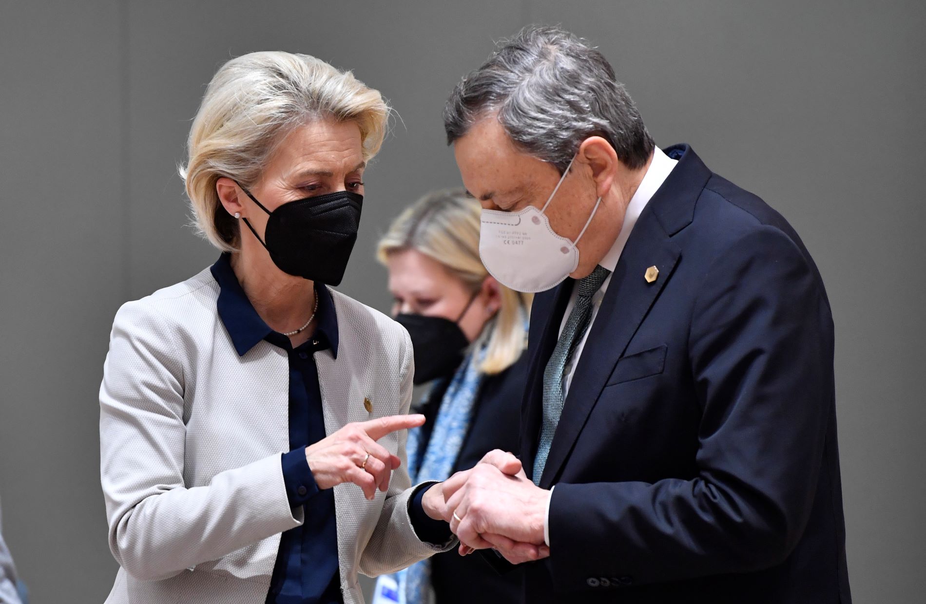 Η Ούρσουλα φον ντερ Λάιεν με τον Μάριο Ντράγκι ©EPA/Geert Vanden Wijngaert