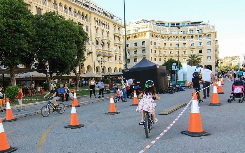 Η πλατεία Αριστοτέλους φιλοξένησε το πρώτο φεστιβάλ ηλεκτρικών ποδηλάτων στην Ελλάδα © ΔΕΗ