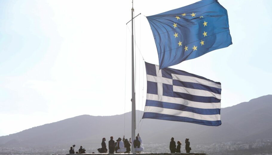 Eλλάδα και ΕΕ σημαίες ©Eurokinissi