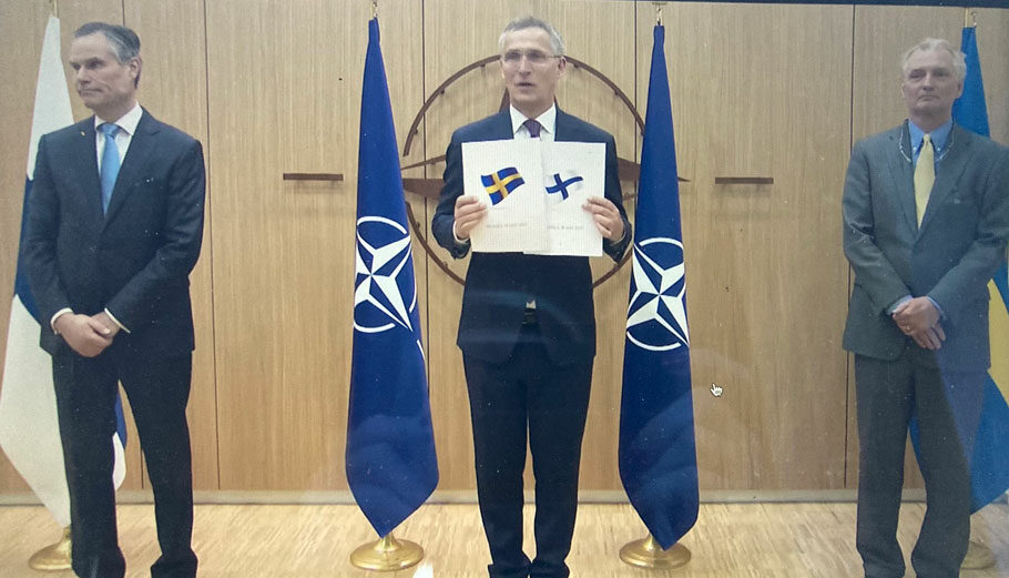 O γγ του ΝΑΤΟ Γενς Στόλτενμπεργκ παραλαμβάνει το αίτημα ένταξης των Σουηδίας - Φινλανδίας, πλαισιωμένος από τους πρέσβεις των δύο χωρών © twitter.com/ezarkadoula