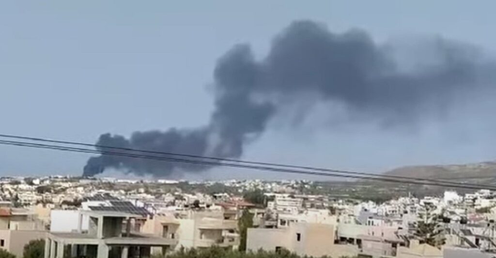 Ηράκλειο: Στις φλόγες επιχείρηση στη Βιομηχανική Περιοχή