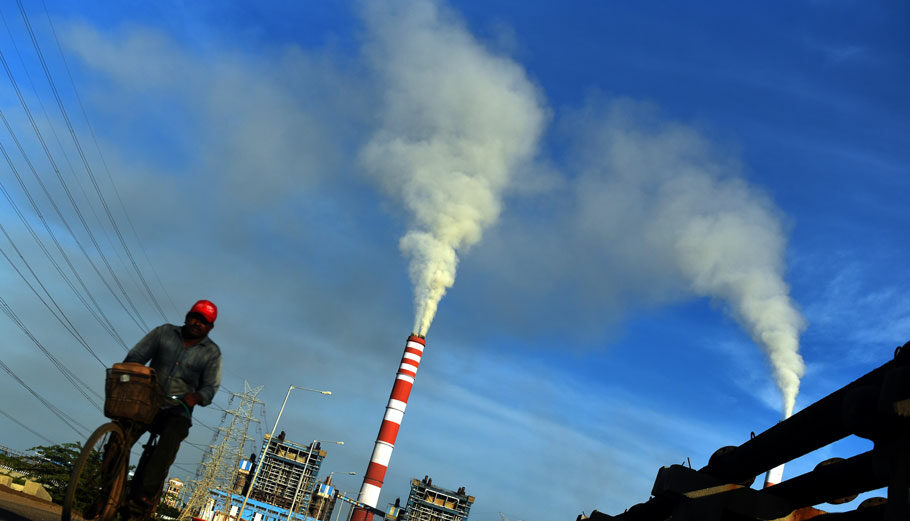 Παραγωγή ενέργειας στην Ινδία με βάση τον άνθρακα © EPA/IDREES MOHAMMED